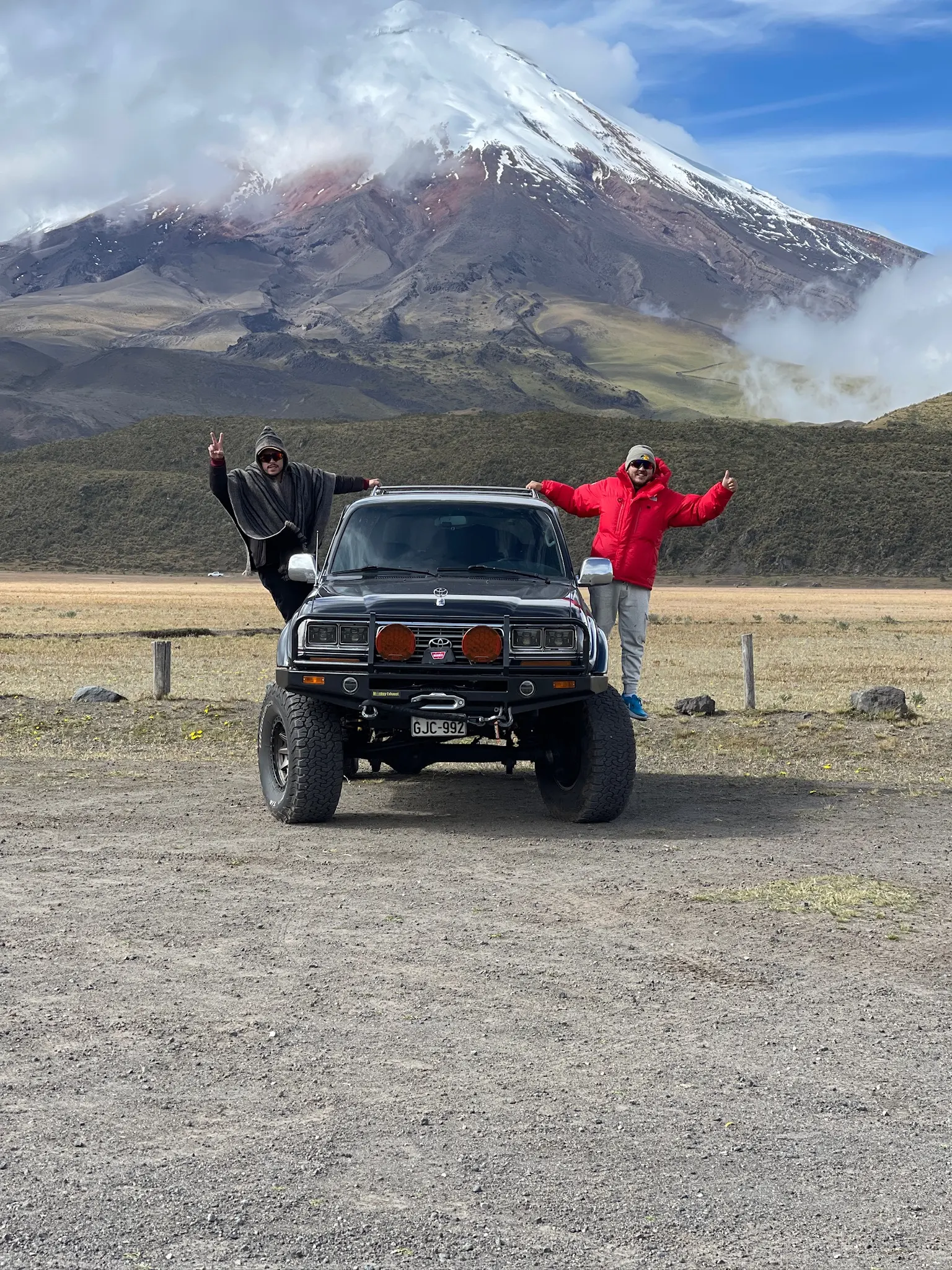 Francisco Durán conduciendo un 4x4 en barro