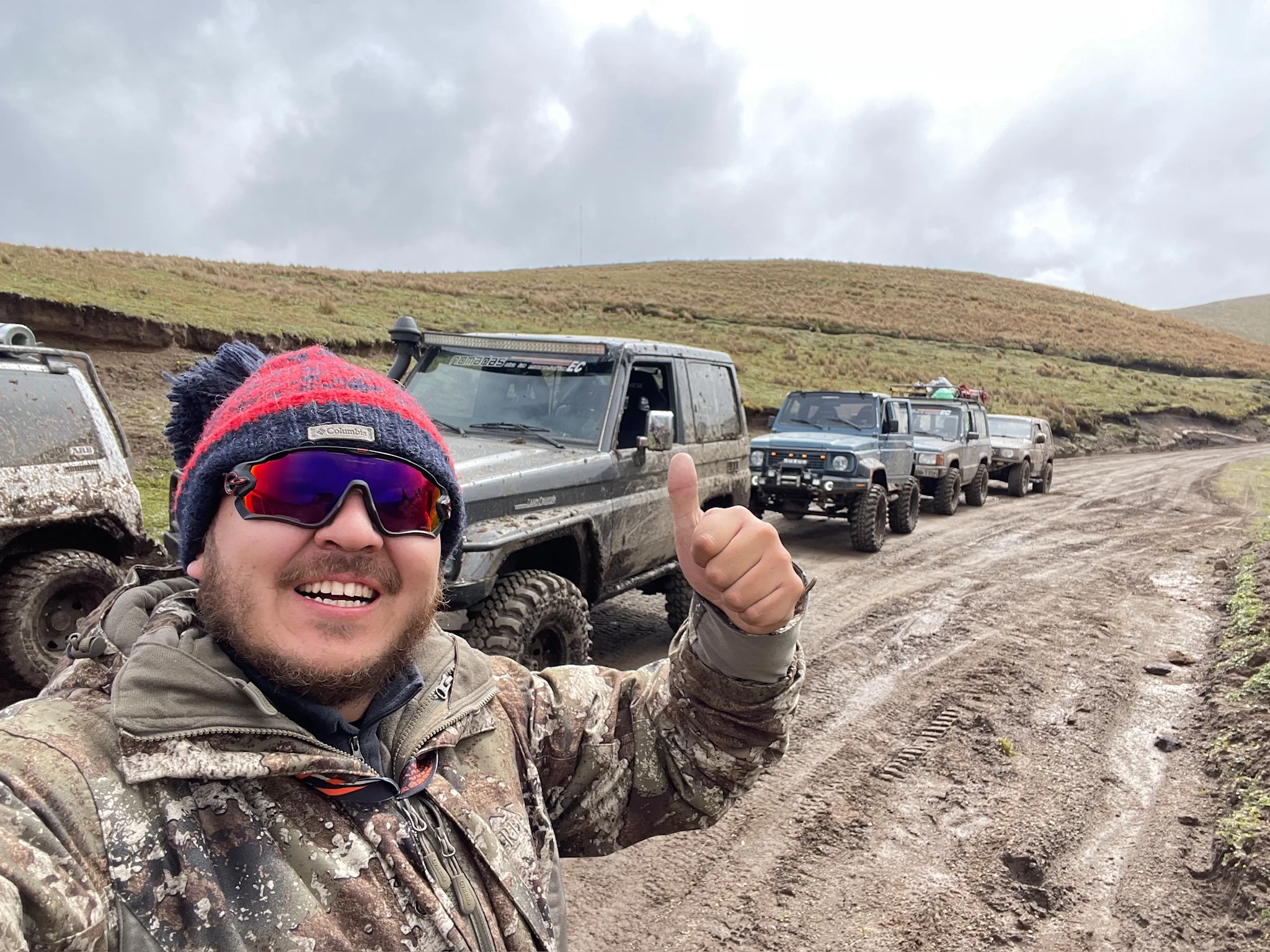 Francisco Durán cruzando un río con un 4x4