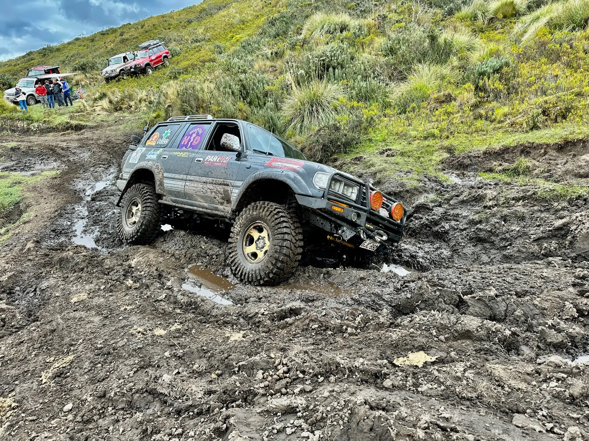 Francisco Durán en la cumbre de una montaña andina con un 4x4
