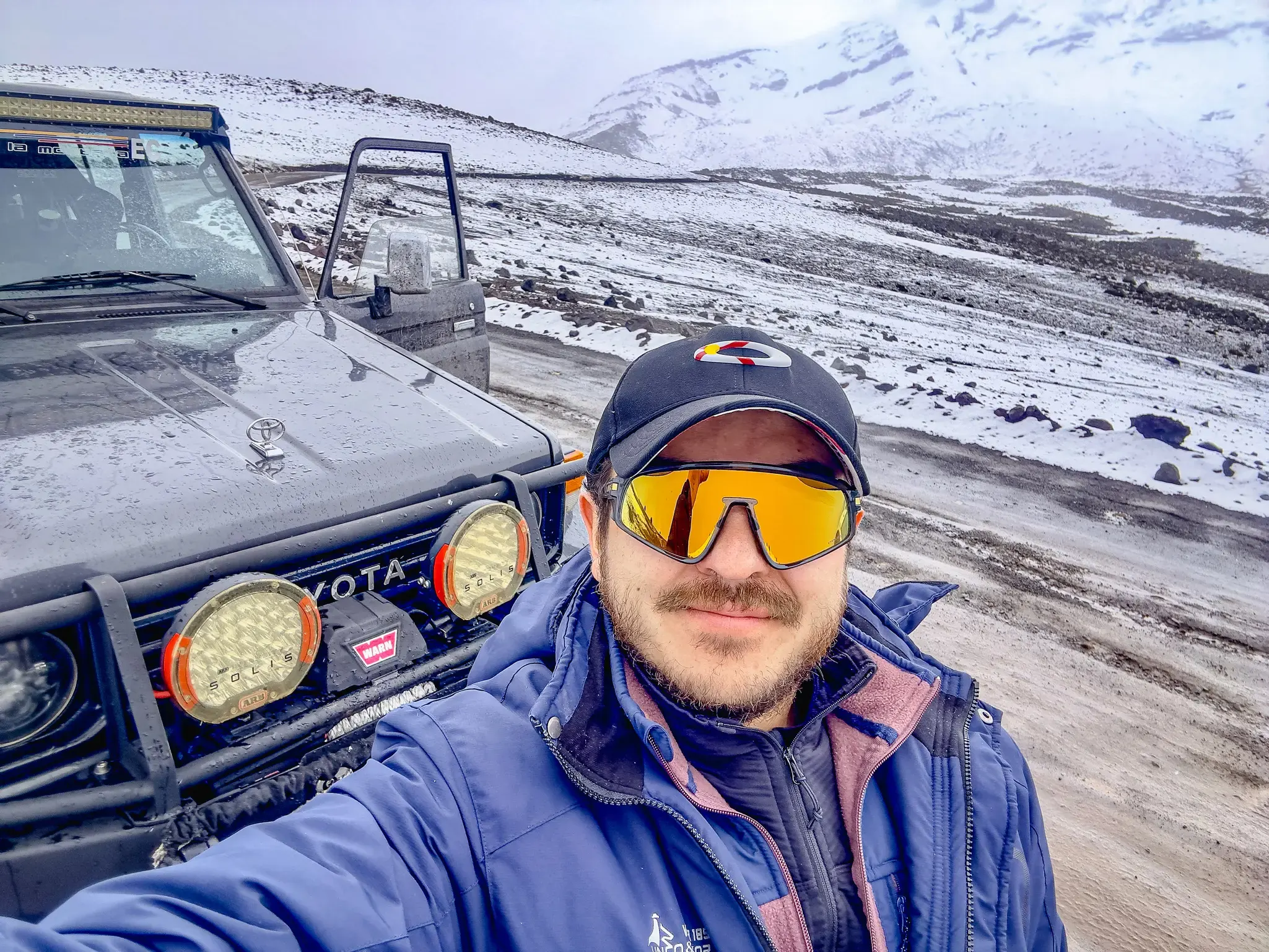 Francisco Durán junto a su 4x4 en un páramo nevado