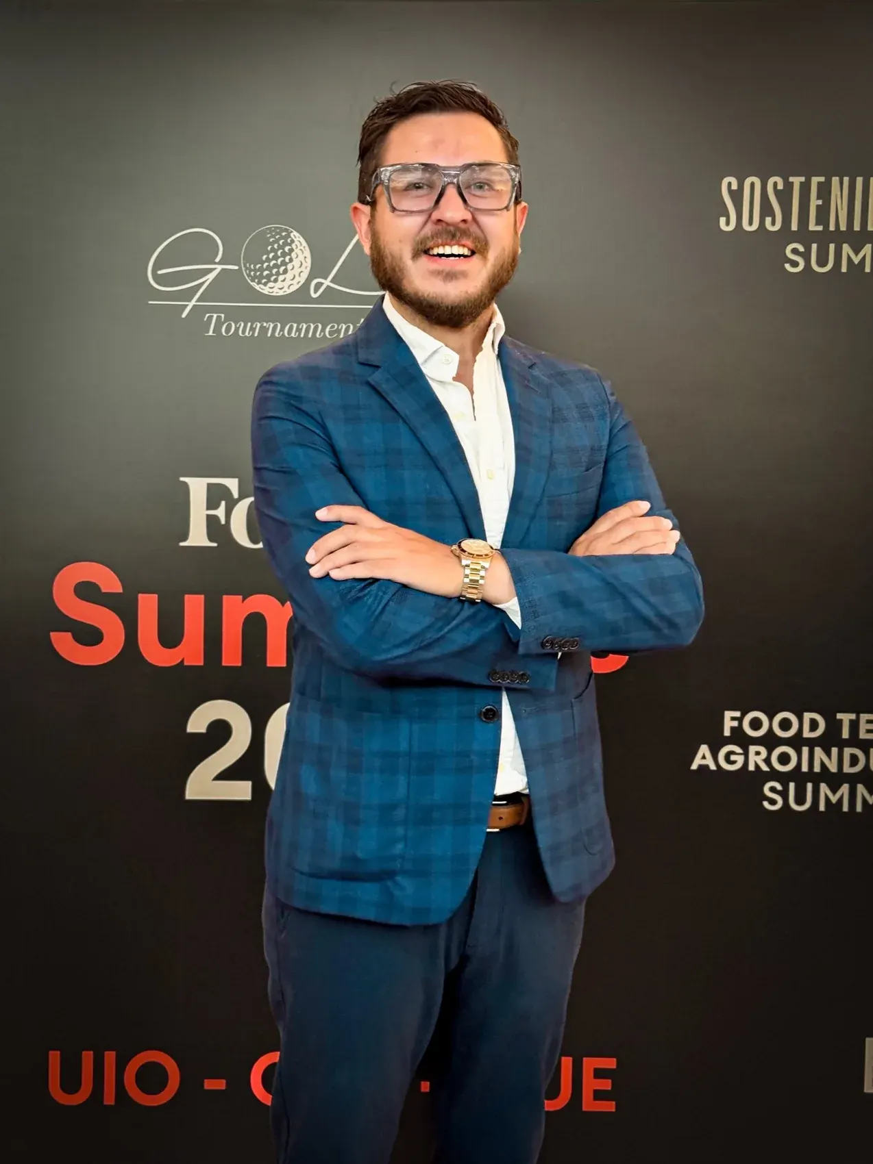 Francisco Durán en un encuentro empresarial, con traje azul