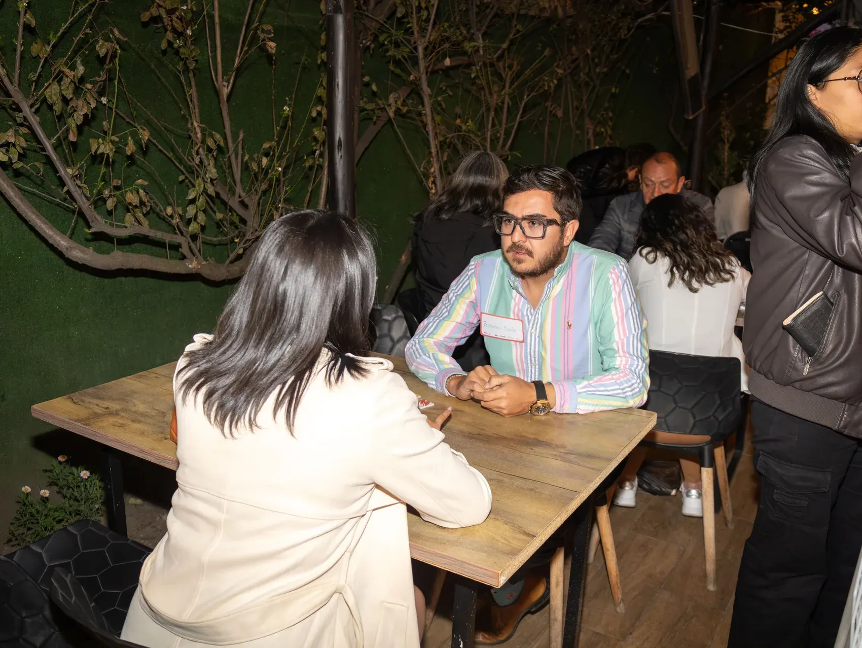 Francisco Durán conversando con una participante en un encuentro de networking