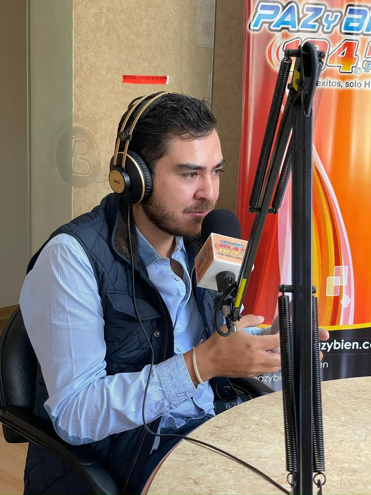 Francisco Durán participando en un espacio radial