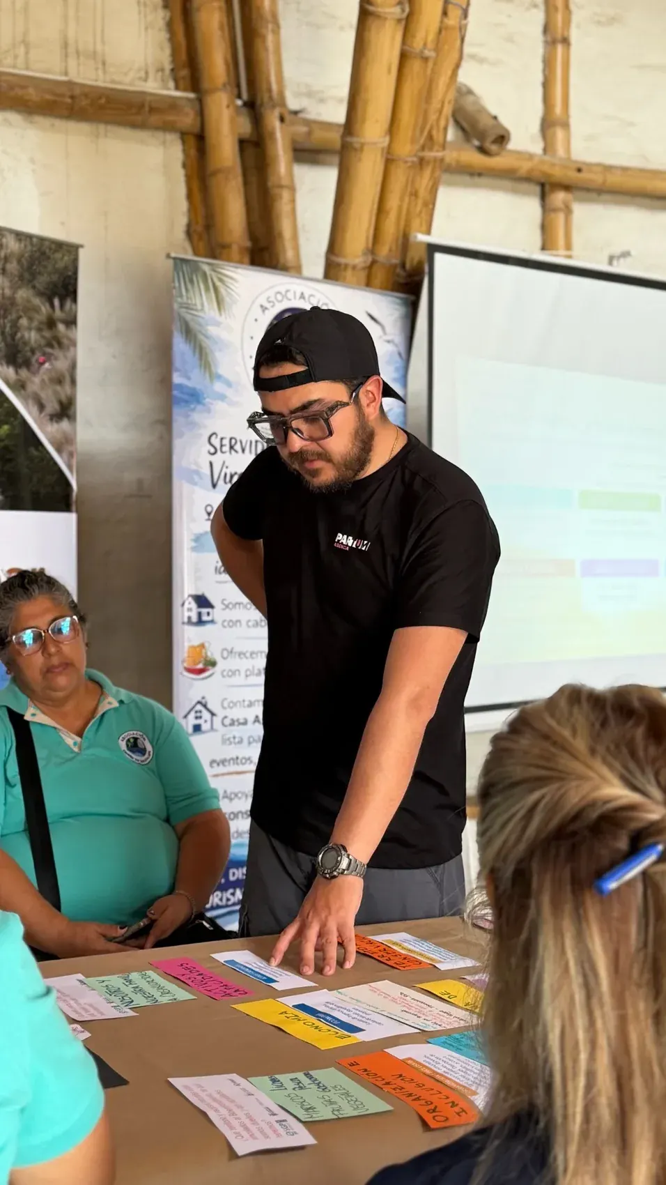 Francisco Durán colaborando en un taller con participantes
