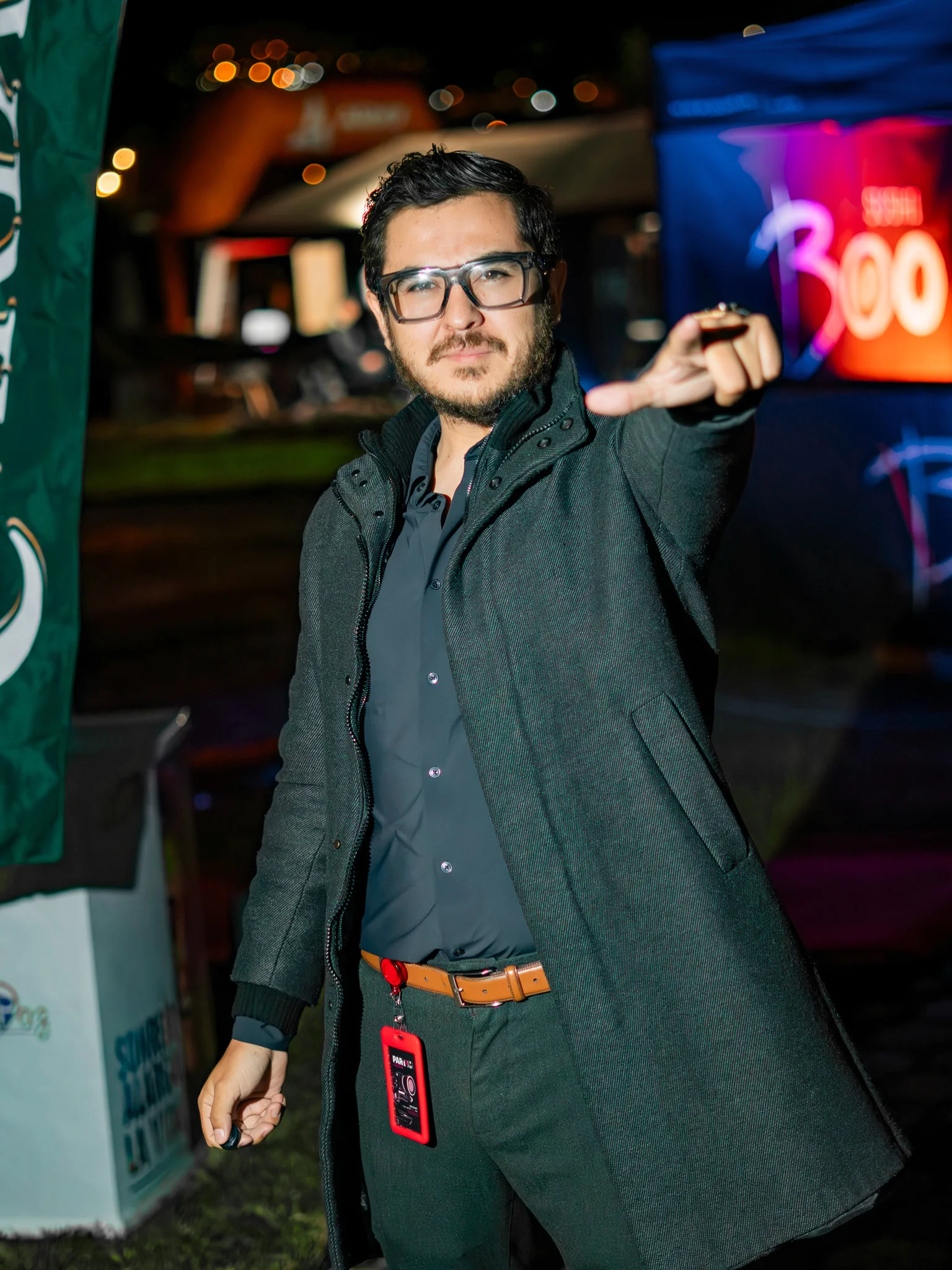Francisco Durán señalando a cámara en un evento